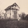 Kozlov - kaple | zchátralá obecní kaple v Kozlově na historické fotografii z roku 1935
