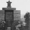 Sedlec - pomník umučeným Rudoarmějcům | přední strana pomníku s nápisovou deskou po roce 1951