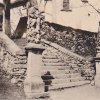Kozlov - socha sv. Mořice | socha sv. Mořice po pravé straně schodiště ke kostelu Nanebevzetí Panny Marie na historické fotografii z roku 1935