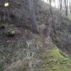 Borek - hrad Štědrý hrádek | dnešní přístupová cesta přes skalní bloky na dně severní části šíjového příkopu - listopad 2020