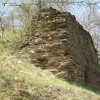 Borek - hrad Štědrý hrádek | relikt štítové hradební zdi v čele hradního jádra zaniklého hradu Štědrý hrádek - duben 2013