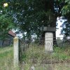Herstošice - železný kříž | zchátralý neudržovaný železný kříž s ohrazení pod mohutným jasanem na návsi v Herstošicích - září 2013