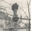 Toužim - sloup se sochou sv. Jana Nepomuckého | zaniklý sloup se sochou sv. Jana Nepomuckého na nádvoří zámku v Toužimi na snímku z roku 1932