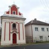 Bystřice - kaple sv. Jana Nepomuckého | vstupní průčelí kaple sv. Jana Nepomuckého - prosinec 2014