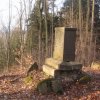 Kyselka - pomník Franze Franiecka | poničený pomník Franze Franiecka v Kyselce - březen 2013