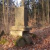 Kyselka - pomník Franze Franiecka | zdevastovaný pomník Franze Franiecka - březen 2013