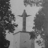 Sokolov - rozhledna Hard | památník obětem 1. světové války s plastikou ducha mrtvých vojáků na vrcholu na snímku z roku 1933