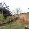 Spálená - zámek Nový Dvůr | zbytek krovu vyhořelého objektu stodoly - duben 2014