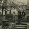 Boží Dar - pomník obětem 1. světové války | písničkář Anton Günther pokládá věnec u pomníku padlým v Božím Daru během oslav svých 60. narozenin dne 5. června 1936