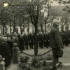 Boží Dar - pomník obětem 1. světové války | písničkář Anton Günther u pomníku padlým v Božím Daru během oslav svých 60. narozenin dne 5. června 1936