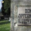 Velichov - pomník obětem 1. světové války | nápisová deska s německým věnovacím nápisem na podstavci pamětního kříže - květen 2017