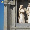 Semtěš - Schimonův kříž | novodobé sošky sv. Rodiny ve výklenku na podstavci obnoveného Schimonova kříže - duben 2016