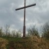 Žlutice - hrad Nevděk | vysoký dřevěný kříž na Nevděku - duben 2014