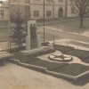 Žlutice - pomník osvobození | nově vybudovaný pomník osvobození na náměstí ve Žluticích v roce 1950