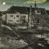 Žlutice - kamenná kašna | kašna na náměstí na výřezu z historické pohlednice z doby kolem roku 1900