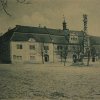 Žlutice - panský dům | dům čp. 1 v sousedství radnice na náměstí na historické pohlednici z doby kolem roku 1900