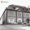 Žlutice - panský dům | vstupní průčelí domu čp. 1 po přestavbě střechy a výměně oken na fotografii z roku 1963