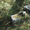 Skoky - kamenný kříž | rozvalený kamenný kříž při cestě do Polomi severně od bývalých Skoků - září 2015
