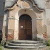 Staré Sedlo - kostel Nejsvětější Trojice | vstupní portál v přízemí zvonové věže - září 2014