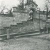 Staré Sedlo - kostel Nejsvětější Trojice | architektonická brána starého hřbitova naproti kostelu Nejsvětější Trojice v době před rokem 1927