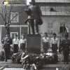 Žlutice - socha rudoarmějce | kladení věnců u pomníku se sochou rudoarmějce ve Žluticích v roce 1976