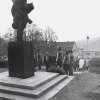 Žlutice - socha rudoarmějce | pomník se sochou rudoarmějce na náměstí ve Žluticích v roce 1979