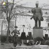 Žlutice - socha rudoarmějce | kladení věnců u pomníku se sochou rudoarmějce ve Žluticích v roce 1981