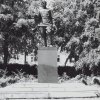 Žlutice - socha rudoarmějce | pomník se sochou rudoarmějce na náměstí ve Žluticích v roce 1982