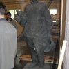 Žlutice - socha rudoarmějce | bronzová socha rudoarmějce v objektu Státního oblastního archivu ve Žluticích během transferu do muzea dne 7. června 2006