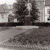 Žlutice - socha rudoarmějce | pomník se sochou rudoarmějce na náměstí ve Žluticích v roce 1973