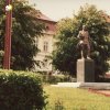 Žlutice - socha rudoarmějce | pomník se sochou rudoarmějce na náměstí ve Žluticích v roce 1973