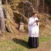 Protivec - železný kříž | znovuvysvěcení obnoveného kříže žlutickým farářem Petrem Řezáčem dne 14. dubna 2012 (foto Protivecké kříže)