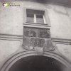 Žlutice - radnice | městský znak a alianční znak Kokořovců a Švamberků v průčelí v roce 1963
