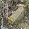 Skoky - železný kříž | povalený podstavec bývalého kříže při kamenné zídce u cesty na jižním okraji vsi Skoky - březen 2016