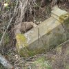 Skoky - železný kříž | povalený podstavec bývalého kříže při kamenné zídce u cesty na jižním okraji vsi Skoky - březen 2016