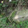 Skoky - železný kříž | povalený podstavec bývalého kříže při kamenné zídce u cesty na jižním okraji vsi Skoky - září 2015
