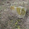 Skoky - železný kříž | zdevastovaný rozvalený podstavec kříže na bývalém rozcestí v polích u zaniklé vsi Skoky - březen 2016