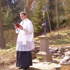 Žlutice - železný kříž | svěcení obnoveného kříže žlutickým farářem Petrem Řezáčem dne 14. dubna 2012 (foto Protivecké kříže)