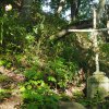 Skoky - železný kříž | torzo zdevastovaného podstavce s provizorním křížem při cestě ke hřbitovu v zaniklé vsi Skoky - září 2015