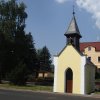 Vintířov - kaple sv. Anny | vstupní jižní průčelí pseudogotické obecní kaple sv. Anny ve Vintířově - srpen 2015