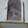 Žlutice - Polsterův dům | soška Panny Marie (Madony) v zasklené nice v průčelí domu - srpen 2015