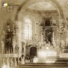 Louka - kostel sv. Václava | vnitřní zařízení farního kostela sv. Václava s původními sochami postranních oltářů na historické fotografii z roku 1890