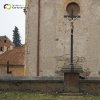 Skoky - Vysoký kříž | přední strana renovovaného kovaného kříže v ohradní zdi kostela ve Skokách - březen 2016