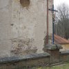 Skoky - Vysoký kříž | renovovaný kovaný kříž v ohradní zdi kostela Navštívení Panny Marie ve Skokách - březen 2016