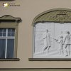 Cheb - Kreuzingerova lidová knihovna | štukový reliéf s alegorickými postavami zobrazující předávání nesmrtelných děl básnických mistrů lidem - duben 2016