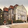 Cheb - Kreuzingerova lidová knihovna | Kreuzingerova lidová knihovna v sousedství chebské synagogy na kolorované pohlednici z doby kolem roku 1920