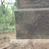 Lažany - Michlův kříž | dochovaný německý věnovací nápis na znovuvztyčeném podstavci Michlova kříže u Lažan - srpen 2016