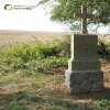 Semtěš - pískovcový kříž | nově osazený obnovený pískovcový kříž na původním místě v lesíku uprostřed polí u Semtěše - září 2017