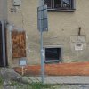 Žlutice - deska z Horní brány | druhotně osazená kamenná deska na průčelí domu čp. 299 v Karlovarské ulici ve Žluticích - září 2016