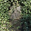 Údolí - pomník obětem 1. světové války | zarostlá deska se jmény padlých - září 2016